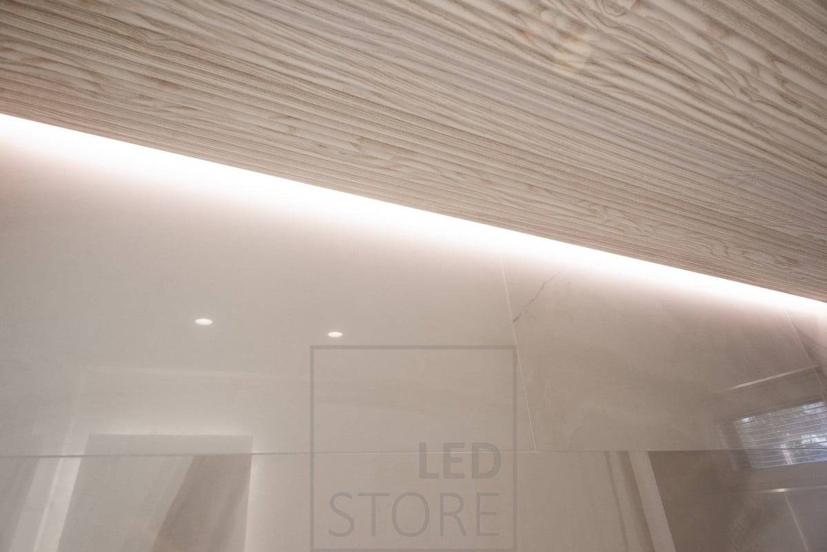 Hermosa iluminación ambiental indirecta en el cuarto de baño. Ledstore.fi