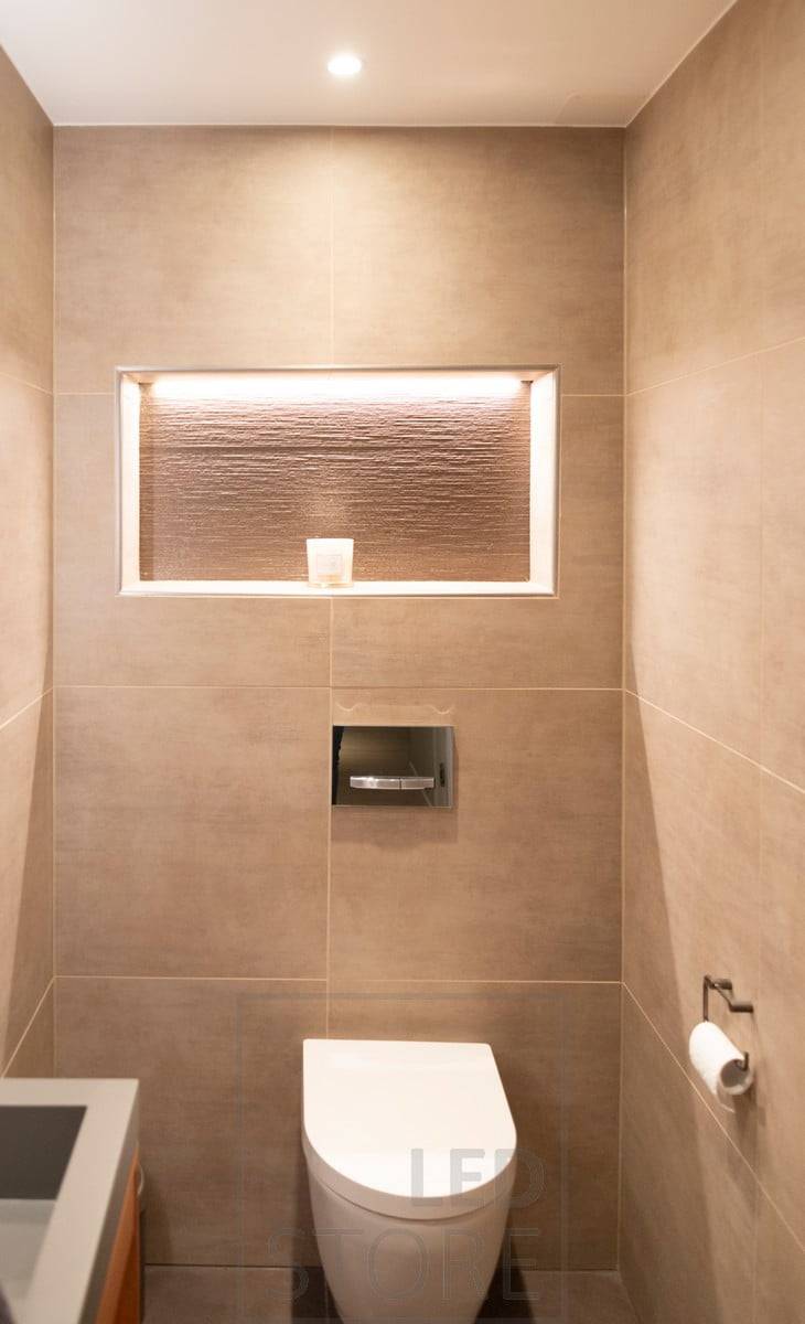 Estante empotrado iluminado por tira led, crea una bonita y agradable luz indirecta en el espacio. Ledstore.fi