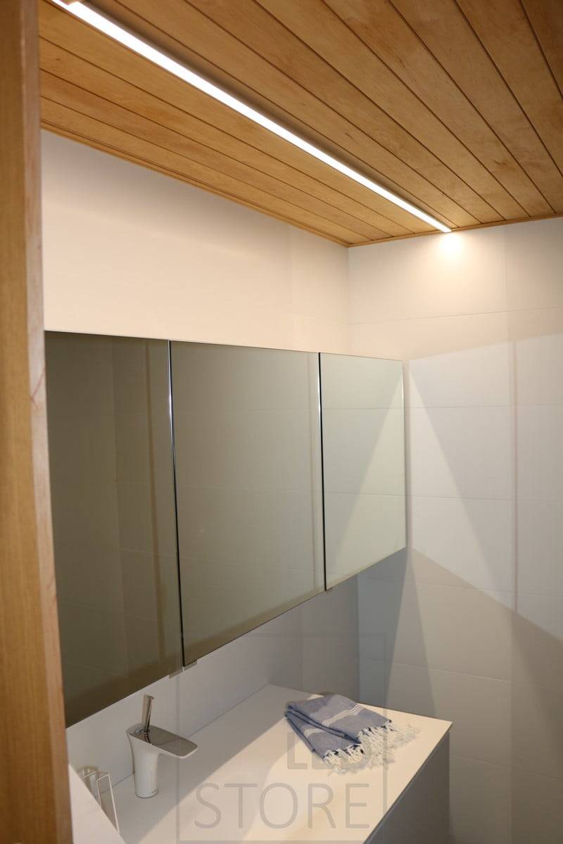 Tira led en techo de baño en perfil bajo. Ledstore.fi