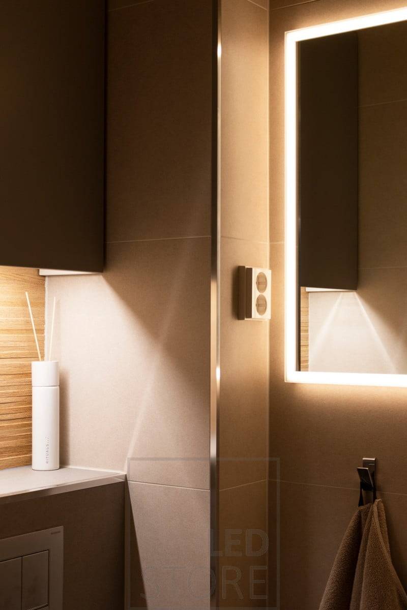 Espejo luminoso combinado con iluminación indirecta de estantes. Ledstore.fi