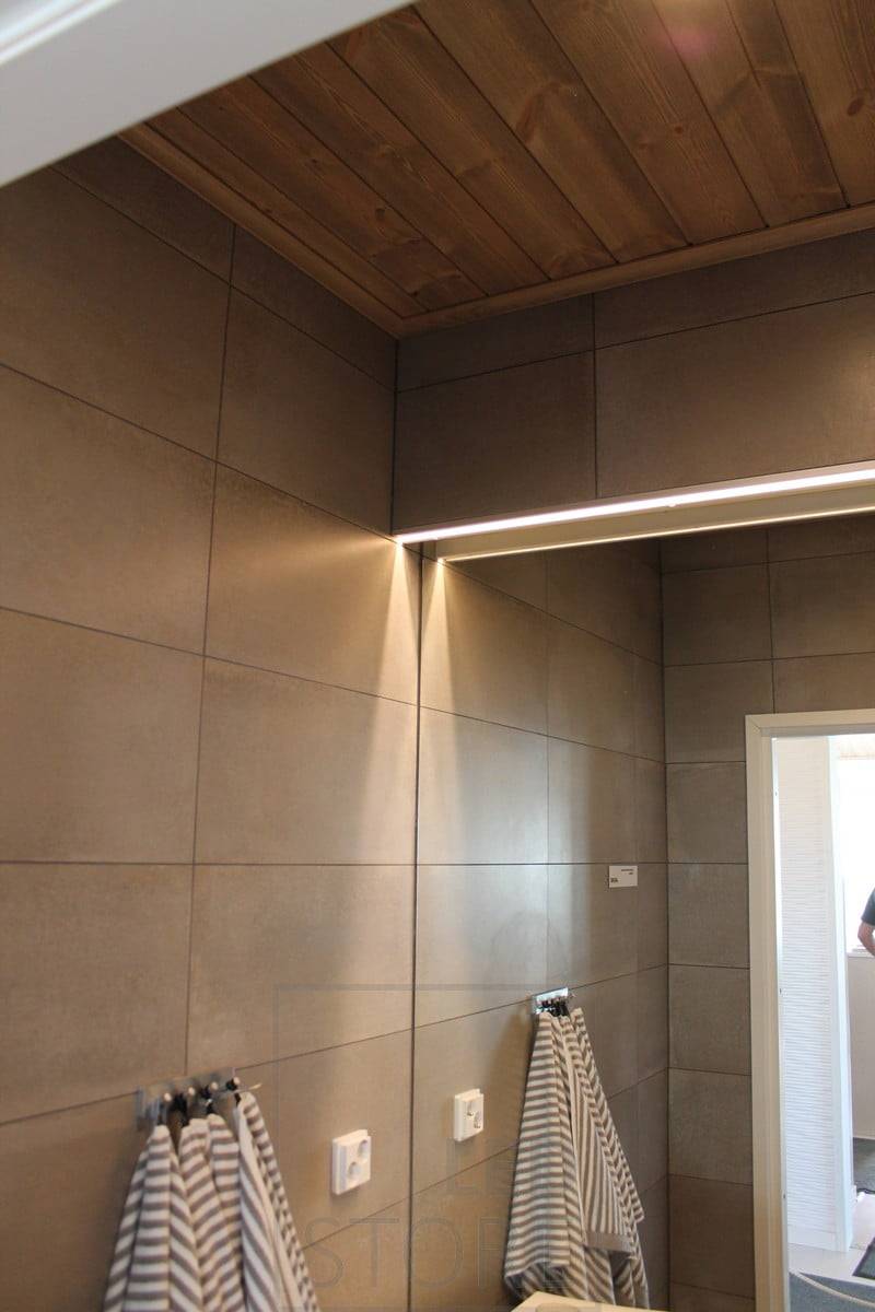 Espejo con tira de LED en el aseo. Ledstore.fi