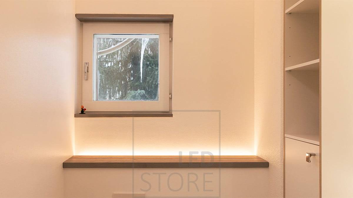 Una mampara de inodoro montada en la pared con una tira de LED orientada hacia arriba. Crea una luz atmosférica en el espacio y se enciende mediante un sensor de movimiento, por lo que también funciona bien como luz nocturna. Ledstore.fi