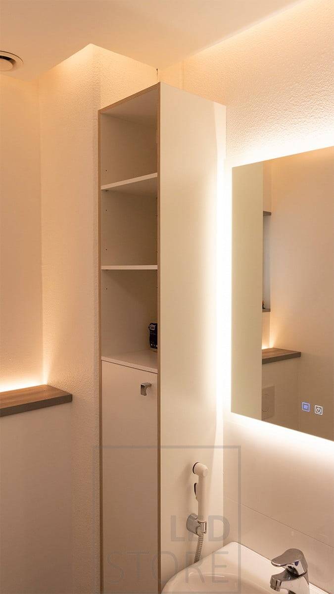 Una mampara de inodoro montada en la pared con una tira de LED orientada hacia arriba. Crea una luz ambiental en el espacio y se enciende mediante un sensor de movimiento, por lo que también funciona bien como luz nocturna. En el downlight de techo, la tira de leds se dirige hacia la pared. Con la adición de un espejo de luz, todo el espacio del aseo se ilumina indirectamente. Ledstore.fi
