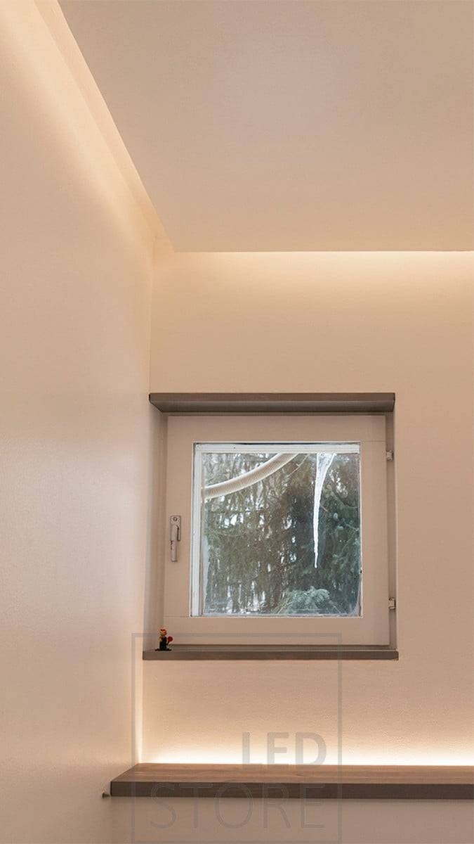 Mampara de inodoro montada en la pared con una tira de LED orientada hacia arriba. Creando una luz atmosférica, encendida por sensor de movimiento por lo que también funciona bien como luz nocturna. En el techo en la caída hacia abajo led tira dirigida a la pared. Ledstore.fi