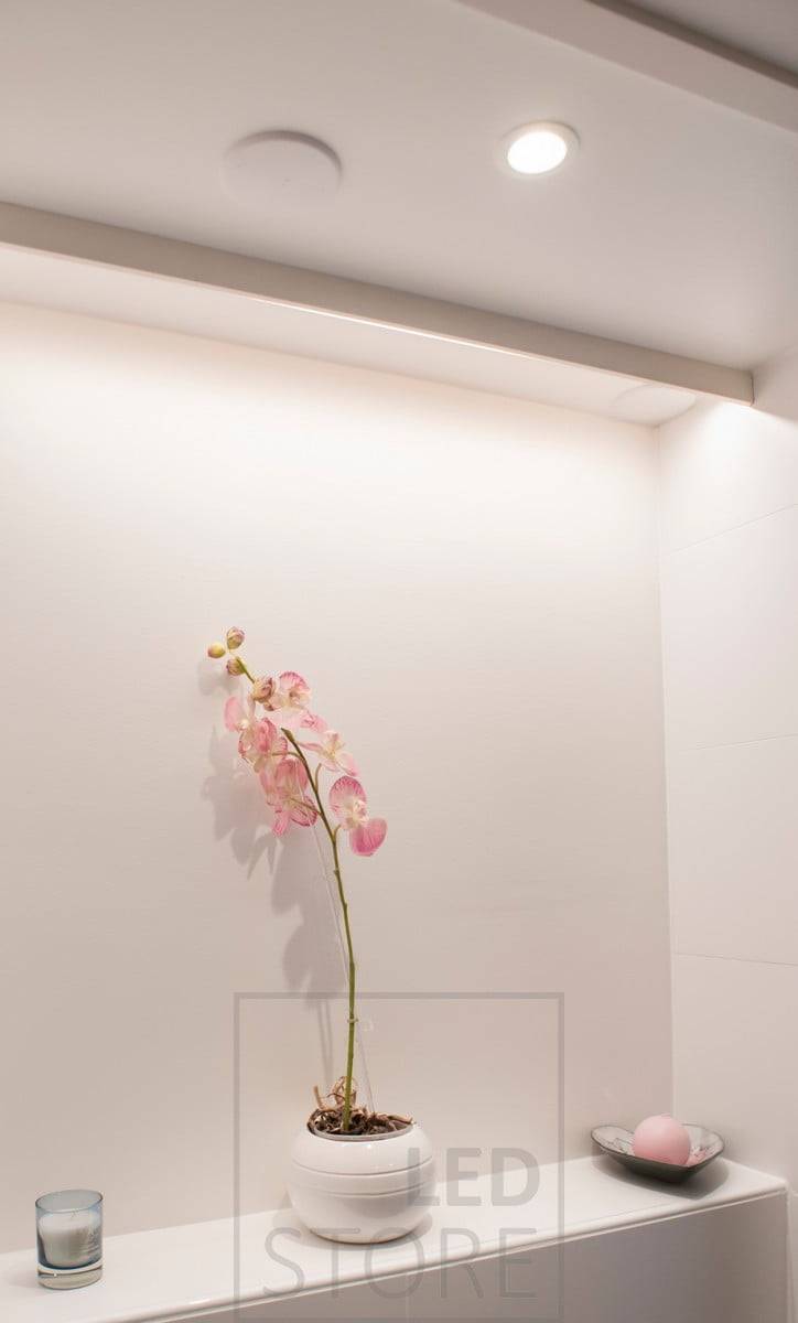 Estantería iluminada por tira led, crea una bonita y agradable luz indirecta en el espacio. Ledstore.fi