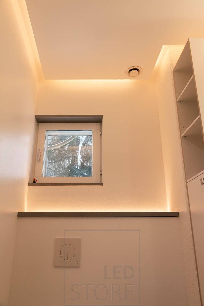 Una mampara de inodoro montada en la pared con una tira de LED orientada hacia arriba. Crea una luz ambiental en el espacio y se enciende mediante un sensor de movimiento, por lo que también funciona bien como luz nocturna. En el downlight de techo, la tira led se dirige hacia la pared. Ledstore.fi