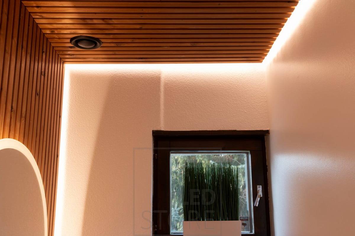 Tira de LED detrás del umbral del inodoro creando una luz indirecta atmosférica. Ledstore.fi