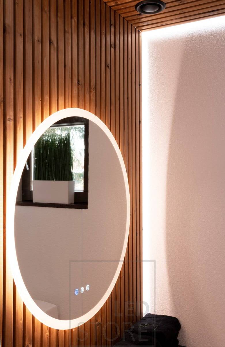 Espejo de luz que ilumina a través de la pared hacia los lados, a través de la escarcha hacia la cara, con luz indirecta adicional detrás del listón con tira led. Ledstore.fi