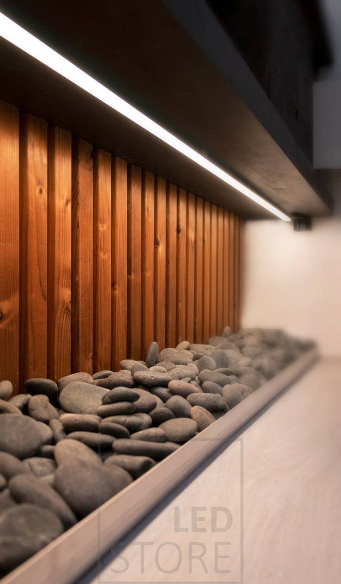 Bajo el nivel del inodoro, una tira de LED en una superficie de perfil bajo ilumina las piedras decorativas colocadas debajo. Ledstore.fi