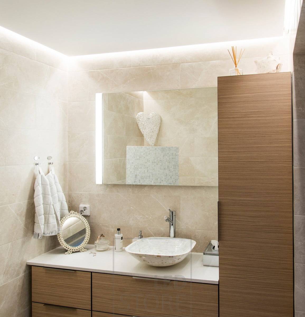 Luz indirecta en el techo del baño, tira de leds montada sobre una faja downlight, dirigida hacia la pared. Ledstore.fi
