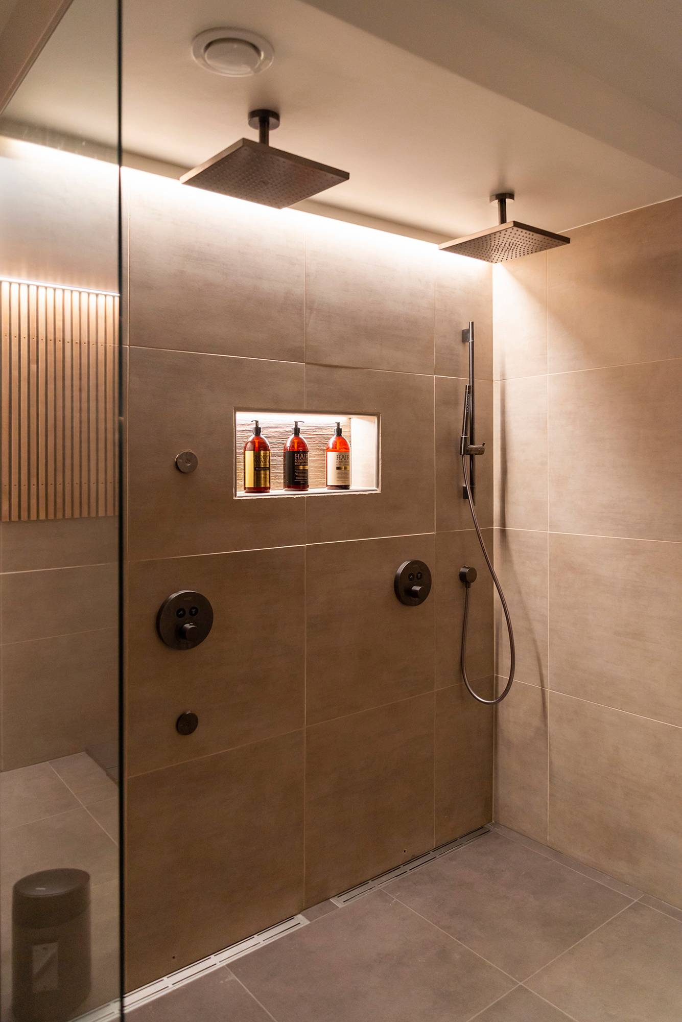 Deslumbrante tira de luz LED en el techo y estante para champú para duchas relajantes LedStore.fi
