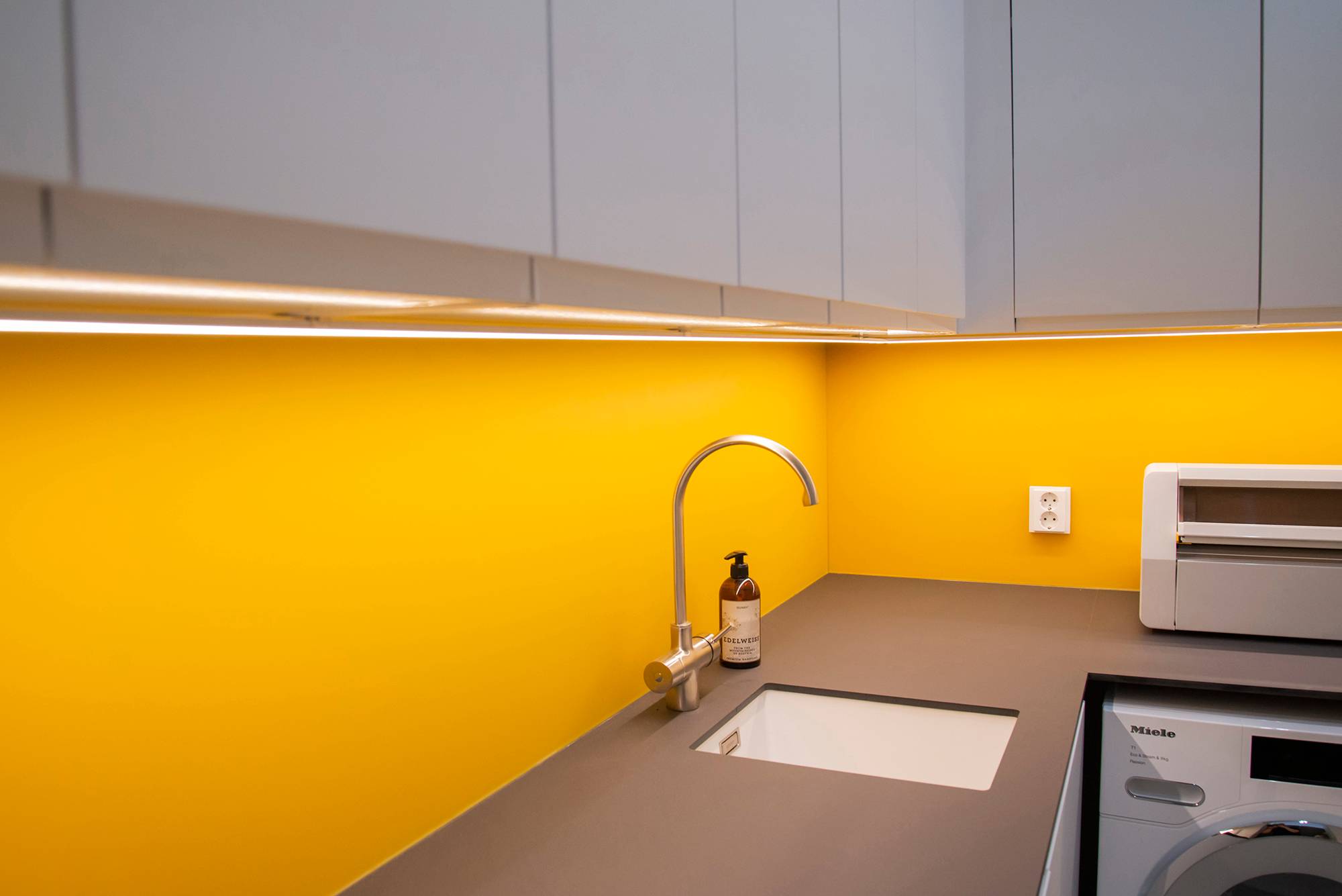 Luz llevada a los niveles del lavadero con tiras de leds, montadas sobre un perfil de superficie. Ledstore.fi