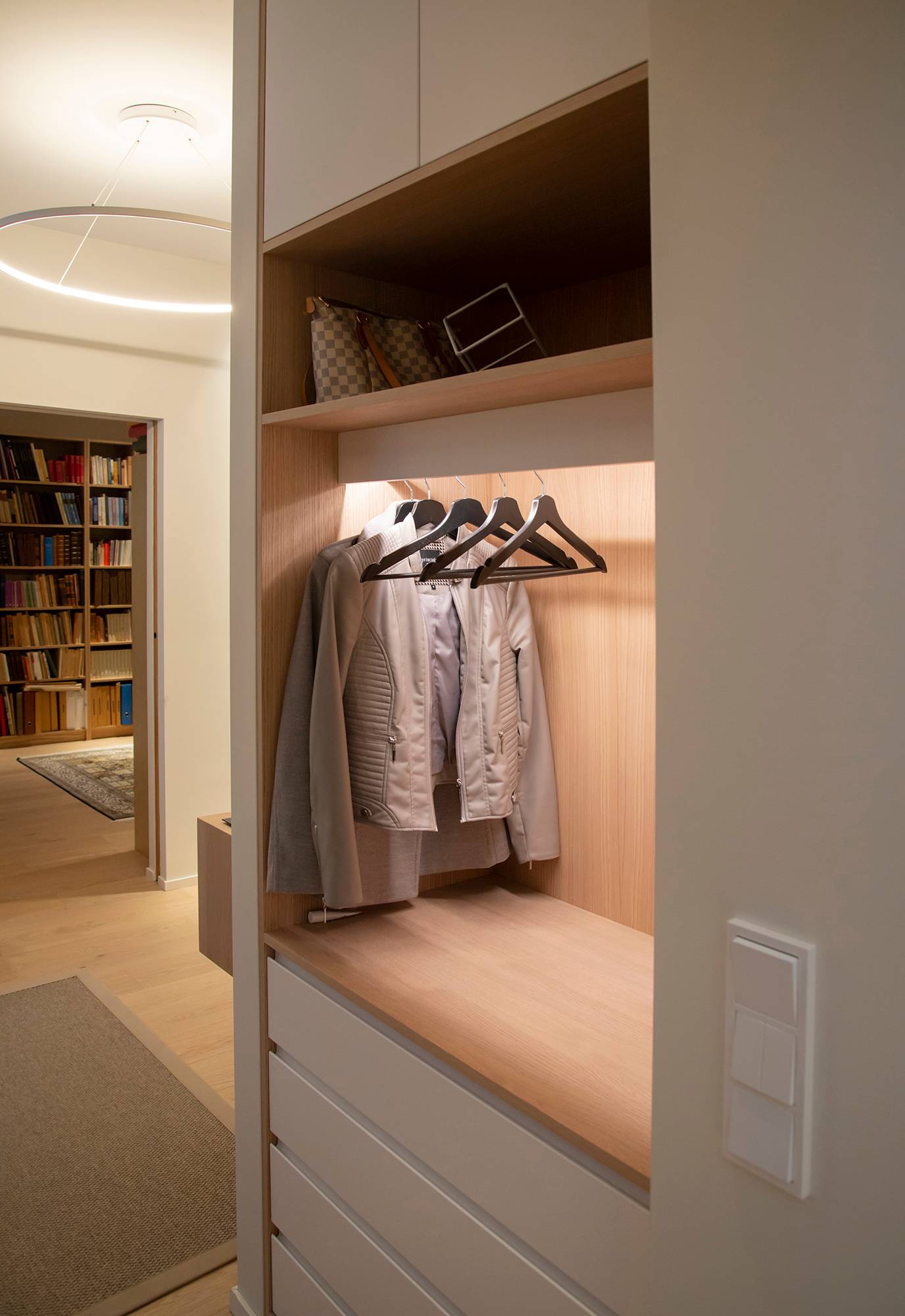 En un armario, una tira de luz led ilumina el contenido del armario con una luz indirecta y suave. Ledstore.fi