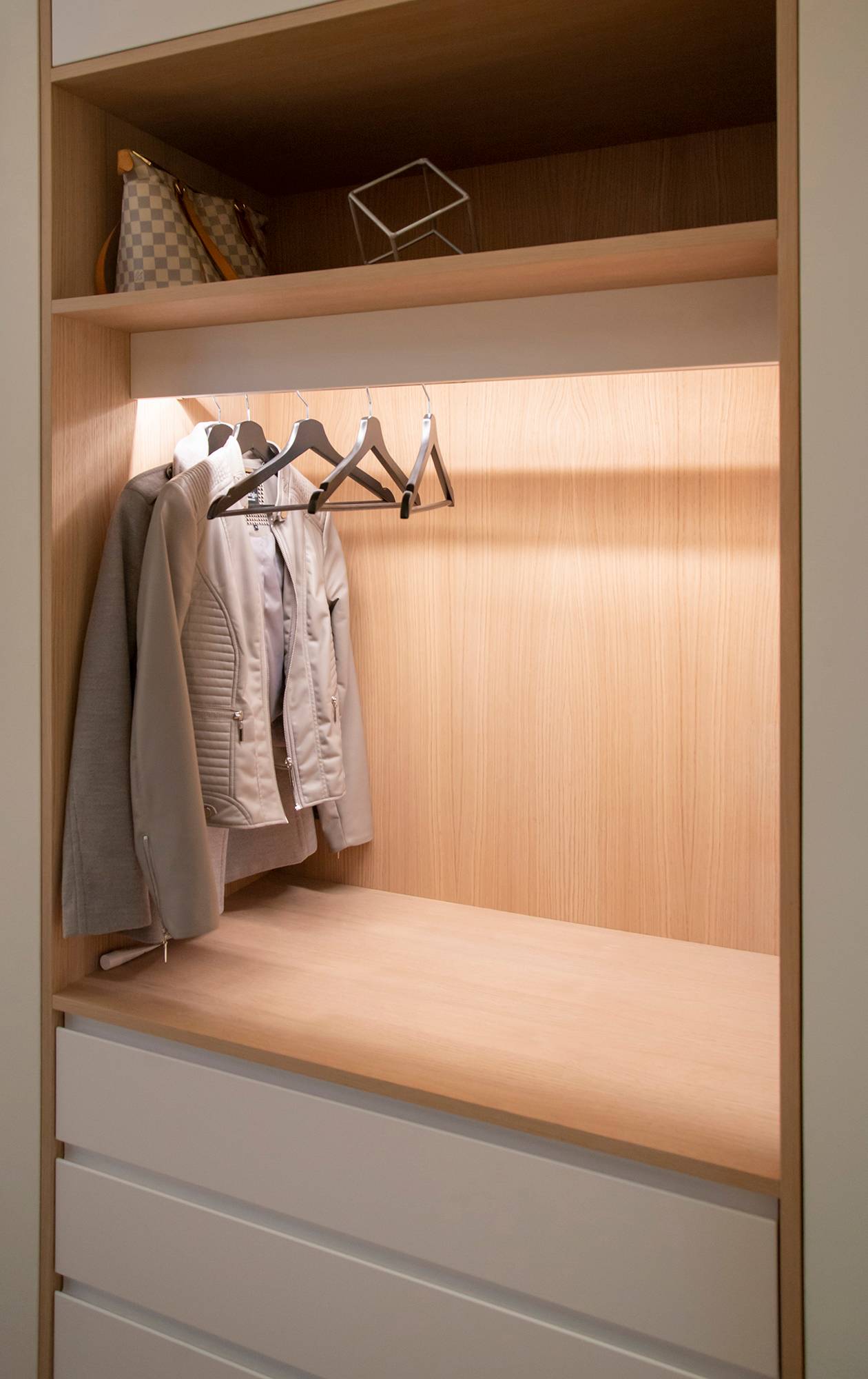 Un armario con una tira de luz led que ilumina el contenido del armario con luz indirecta. Ledstore.fi
