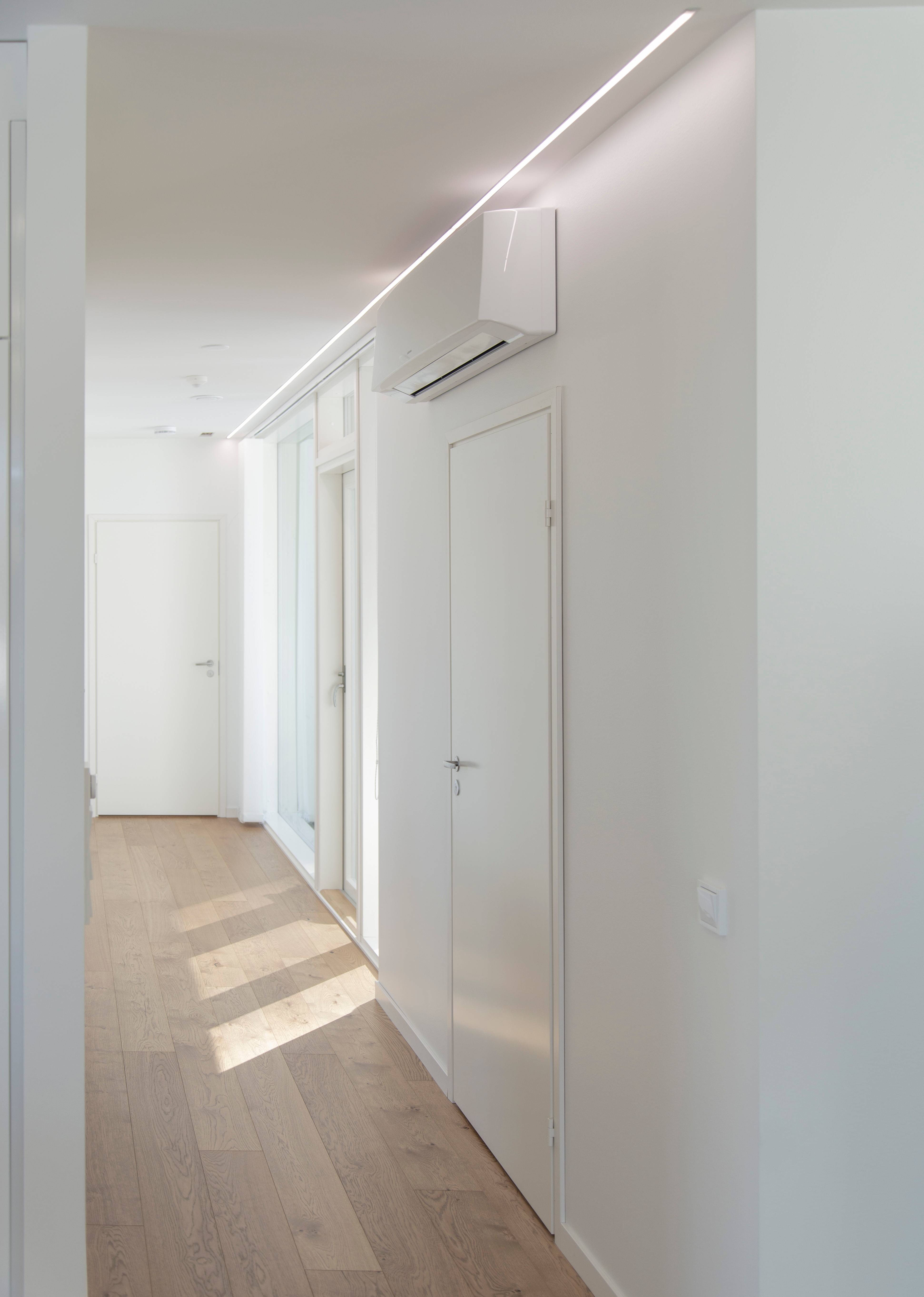 En un estrecho perfil empotrado, la tira LED proporciona una iluminación general bella y minimalista en el pasillo. Ledstore.fi
