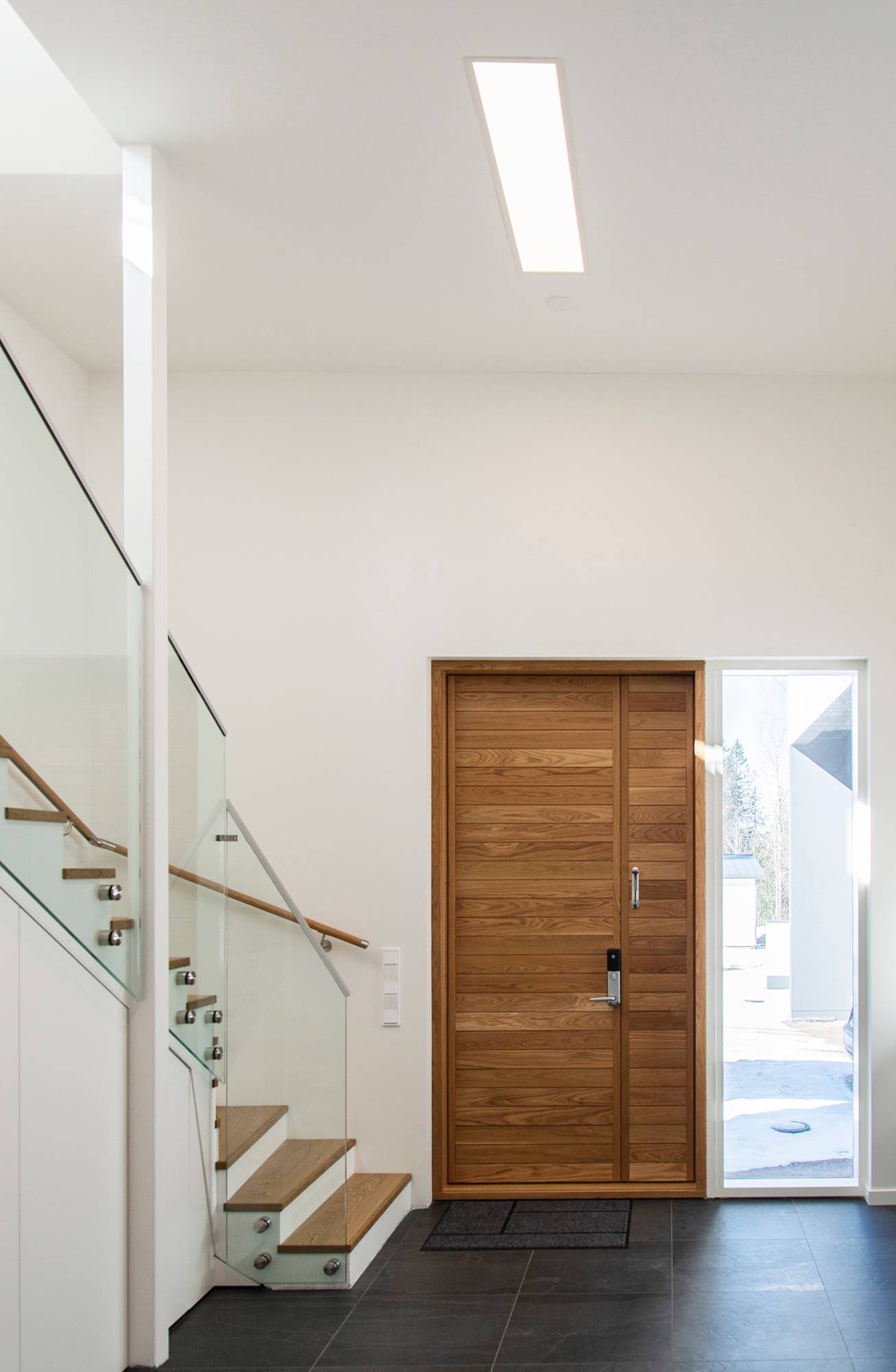 Un panel de 300x1200 en el pasillo, que proporciona una luz uniforme y eficiente. Ledstore.fi