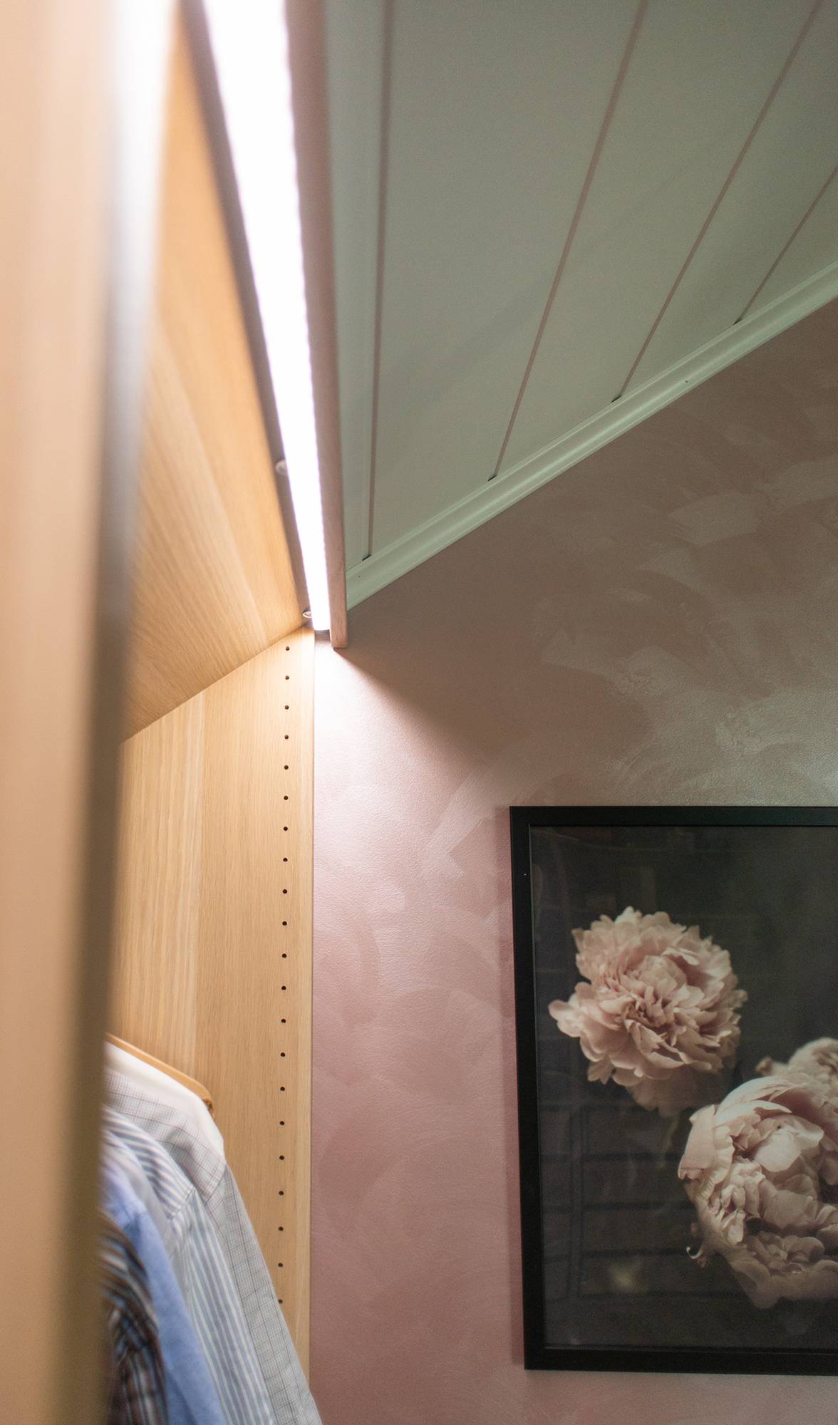 Tira de leds en la parte frontal de los armarios, oculta tras la moldura y dirigida hacia el interior del armario. La solución crea una luz atmosférica y aumenta la comodidad de uso en el armario. Ledstore.fi