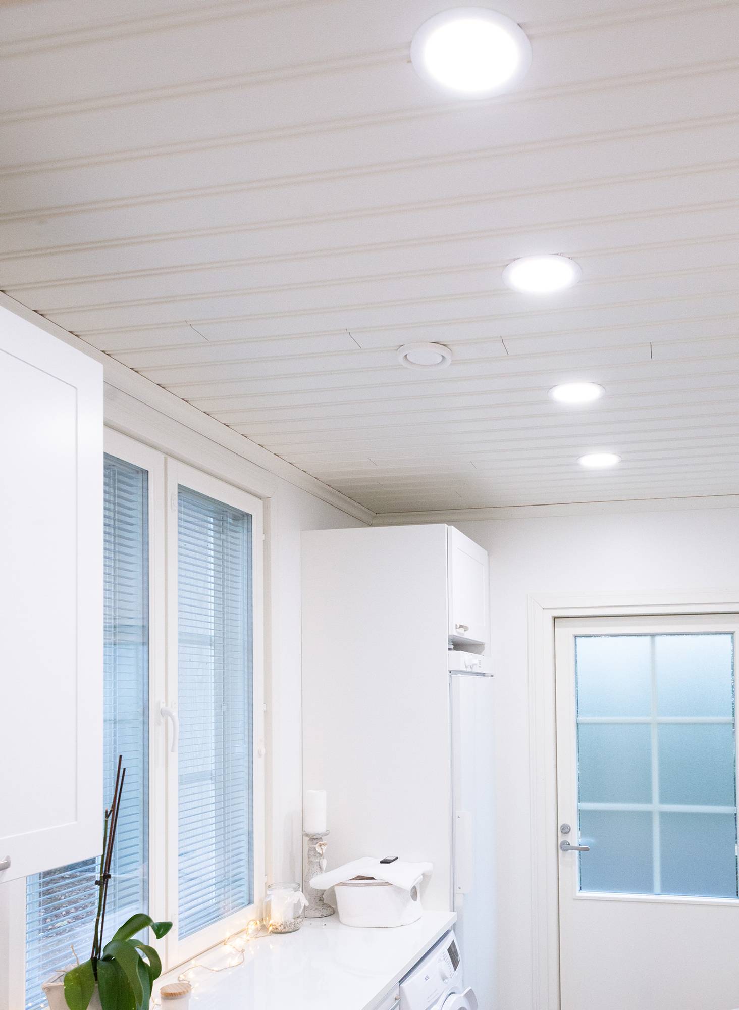 Un lavadero iluminado con luminarias de techo para una iluminación uniforme y eficiente. Ledstore.fi