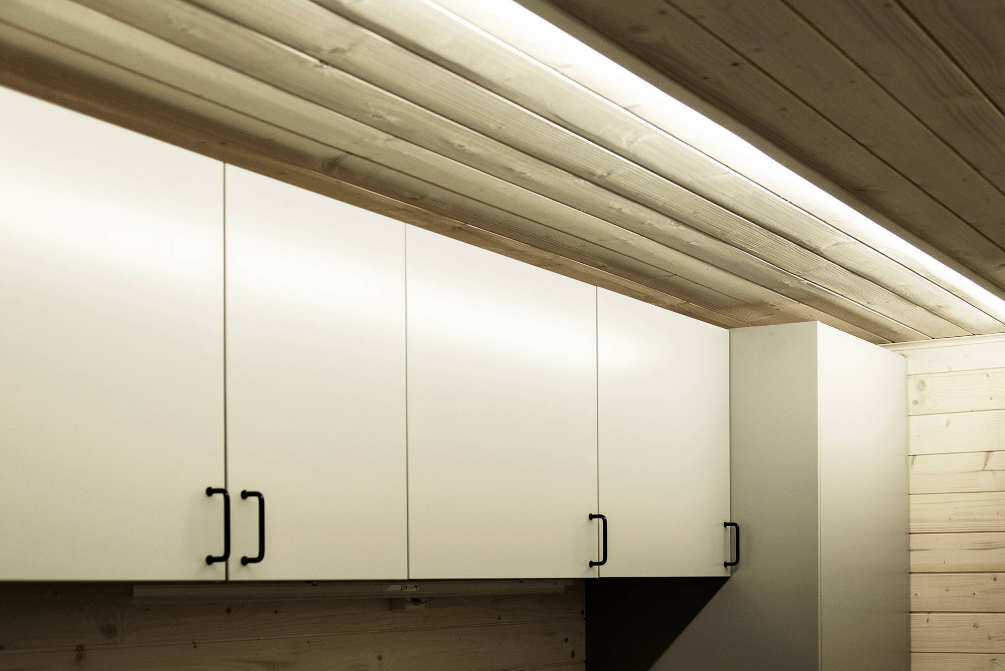 Diseñado para un espacio de perfil led montado en superficie en el techo para iluminar bien los muebles fijos del lavadero. Ledstore.fi
