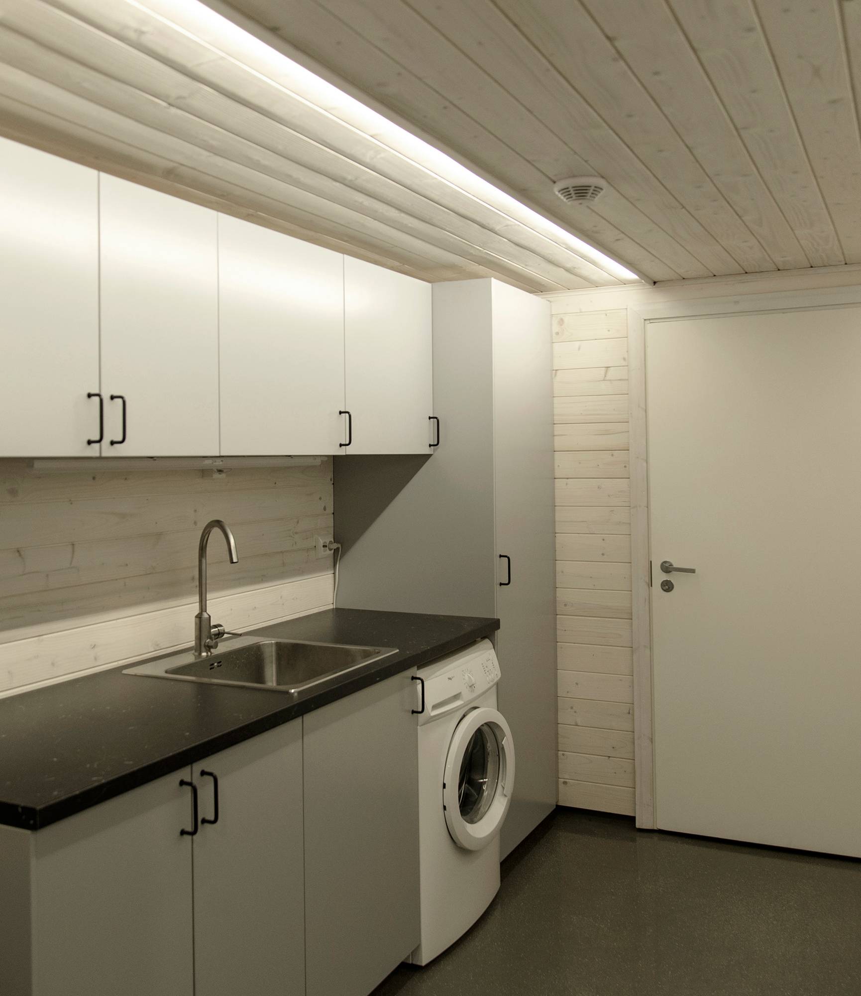 Tira de leds montada en superficie para aportar luz general a un espacio. El perfil está orientado hacia el mobiliario fijo para proporcionar luz exactamente donde más se necesita. Ledstore.fi