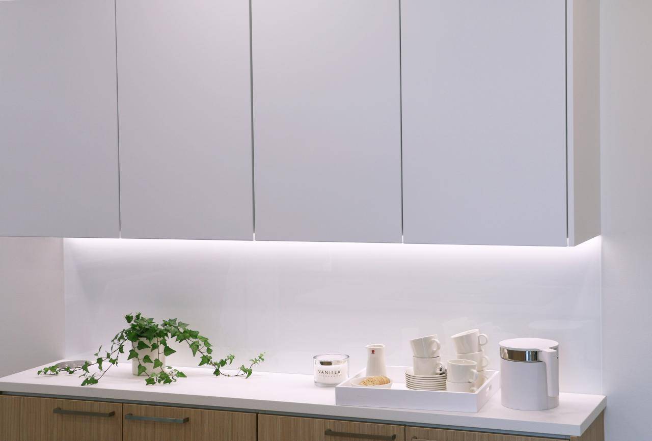 Texto LED STORE en letras grandes sobre un contorno cuadrado blanco, en el centro sobre un fondo verde; ideal para la marca de una tienda de iluminación LED.