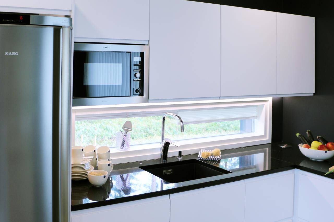 Texto minimalista "LED STORE" en un cuadrado blanco sobre fondo verde que destaca nuestra colección de iluminación LED. La combinación perfecta de estilo e innovación ecológica.