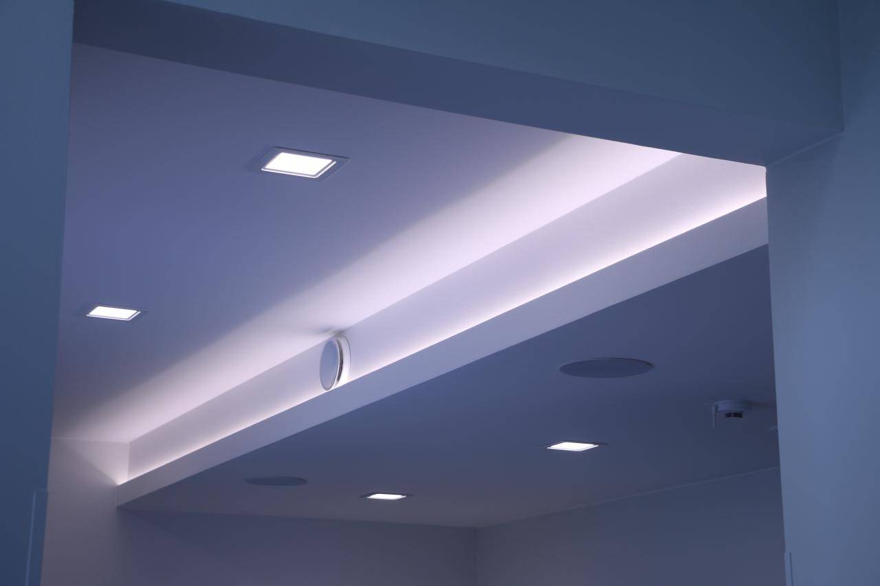 Papel pintado verde con un cuadrado blanco en el centro con el texto "LED STORE" para destacar las soluciones de iluminación respetuosas con el medio ambiente.