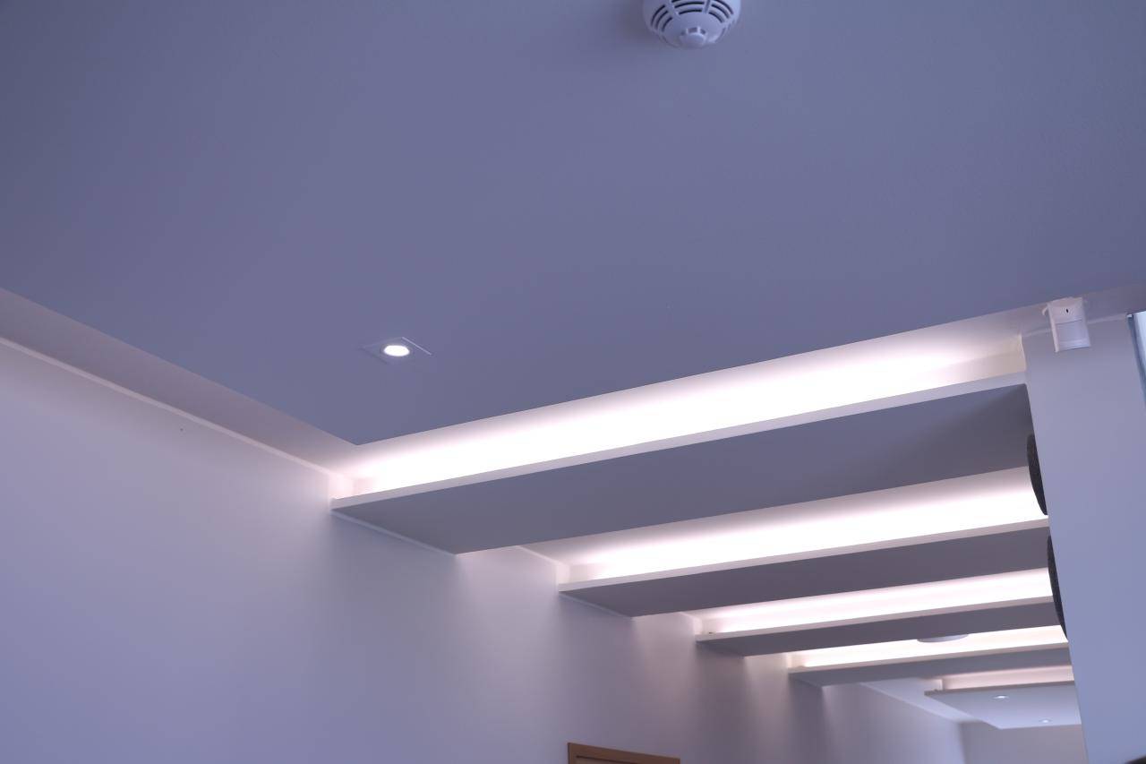 Logotipo de LED STORE sobre fondo verde: un cuadrado blanco y un texto en negrita aumentan la visibilidad de la marca de iluminación de bajo consumo.