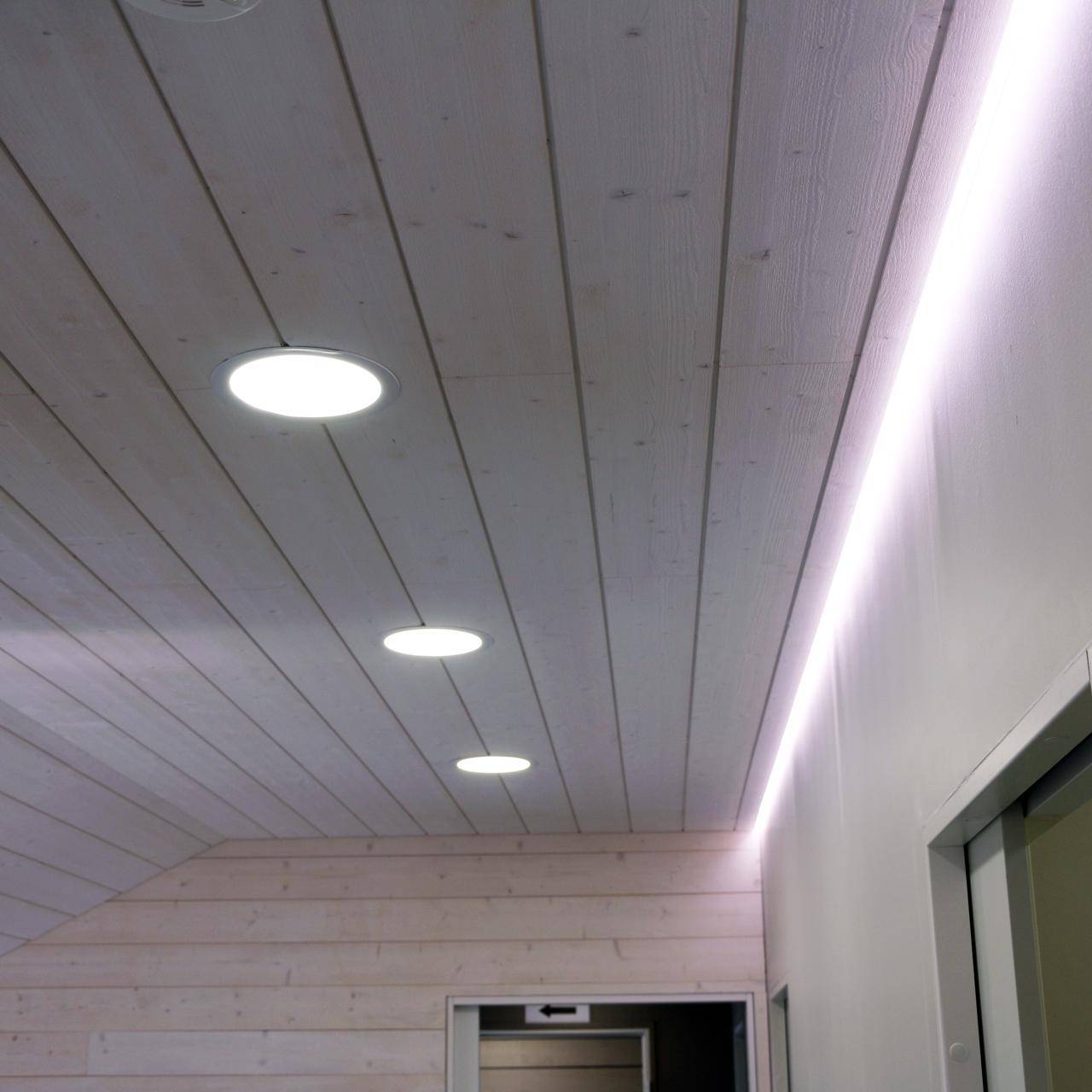 Logotipo de LED Store: un cuadrado blanco con el texto "LED STORE" en letras grandes sobre fondo verde, que destaca las soluciones de iluminación energéticamente eficientes.