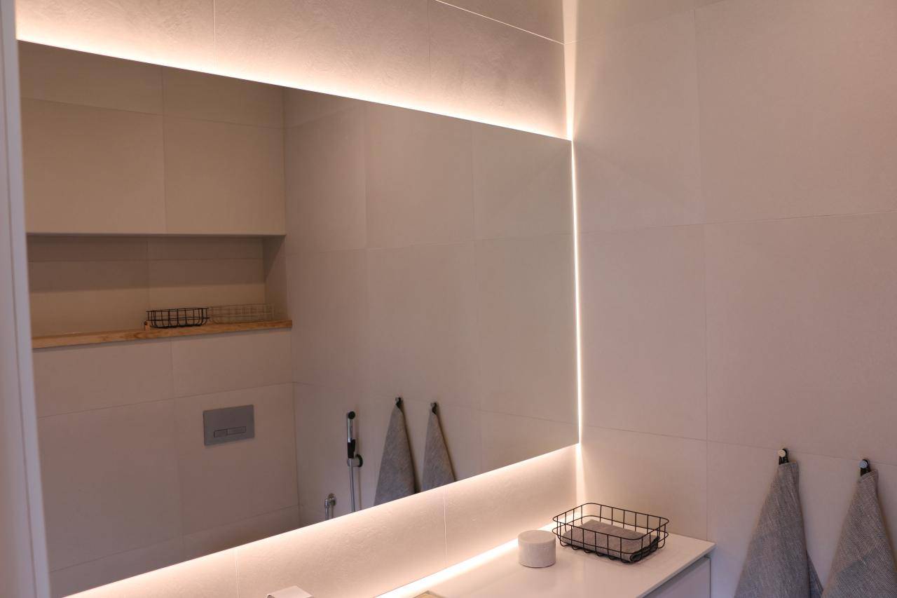 Fondo verde con cuadrado blanco y texto "LED STORE"; diseño de logotipo de iluminación ecológica para soluciones de iluminación LED sostenibles.