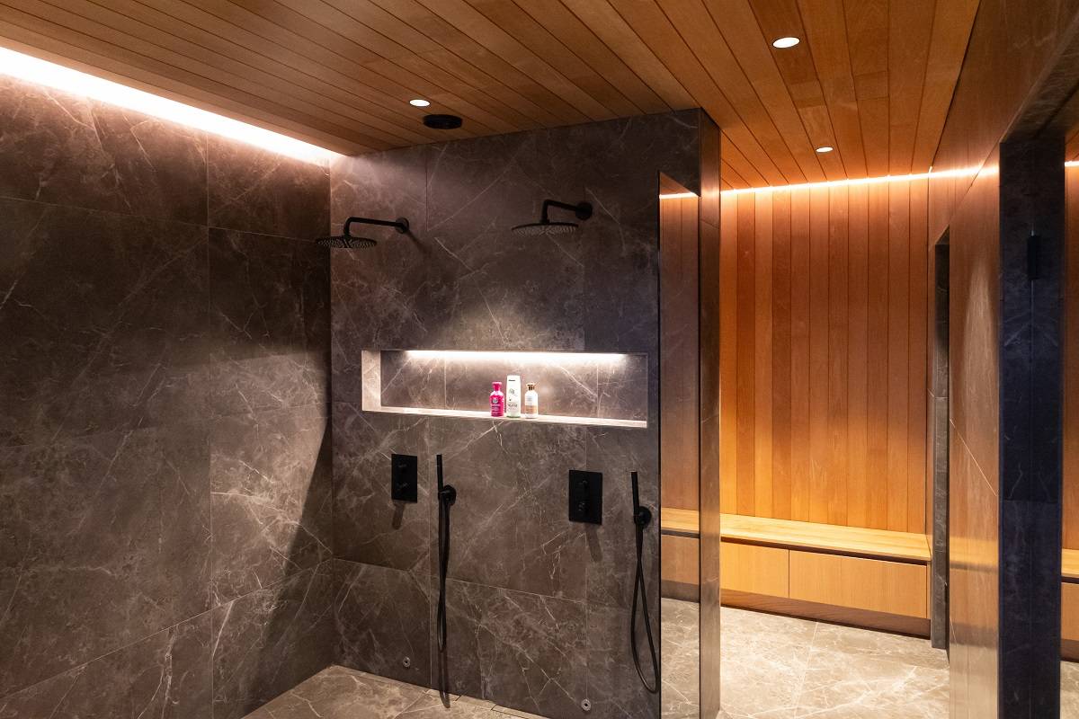 Objetos de referencia, tiras led de baño e iluminación puntual.