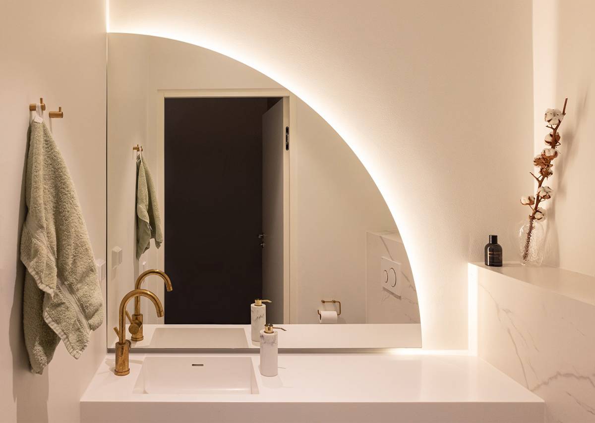 Referencias Casa Eteläaho, espejo de baño Iluminación LED detrás de un espejo curvo.