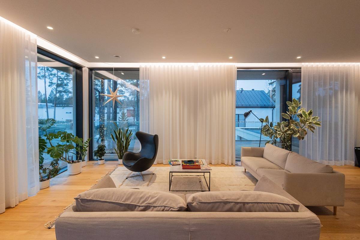 Referencias El salón de la Casa Eteläaho tiene tiras de led y puntos de led en los bordes de la habitación.