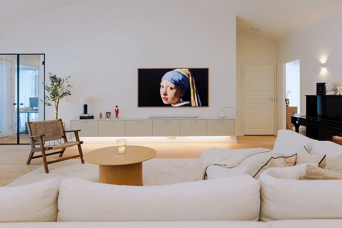 Referencia Ladrillos sobre la roca, iluminación indirecta con tiras de led para el nivel de TV de un salón