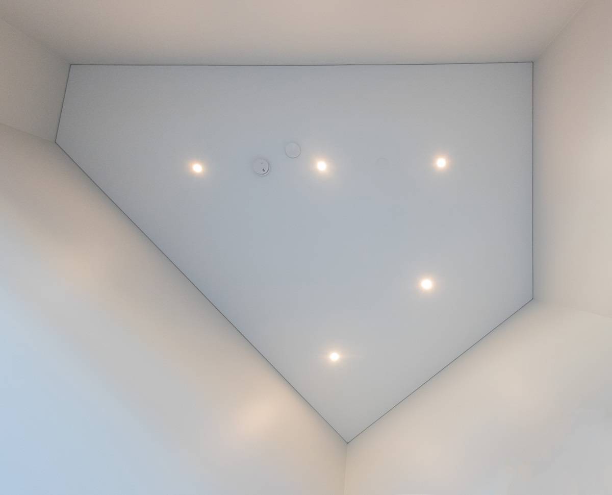Focos led en el techo, vistos directamente desde abajo. La disposición de los focos puede adaptarse a la forma del espacio, como en este espacio de cinco aristas. 