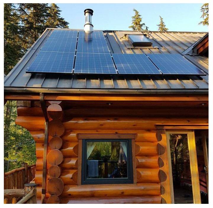 Paneles solares en el tejado de una casa de campo