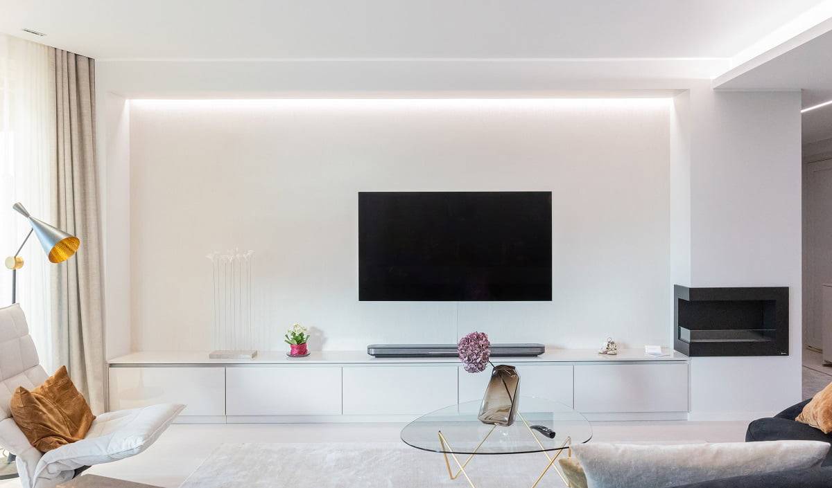 La potencia de la tira Led es la adecuada para este destino. Iluminación agradable a la vista detrás de una pared de TV con una tira led indirecta en la ranura del techo.