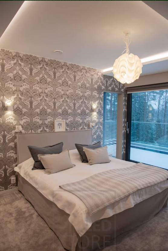 En este dormitorio se han instalado apliques XL-Cubic en la pared y una tira de LED en el poste de luz para añadir ambiente. La luz del techo añade un toque decorativo y más luz a la habitación.