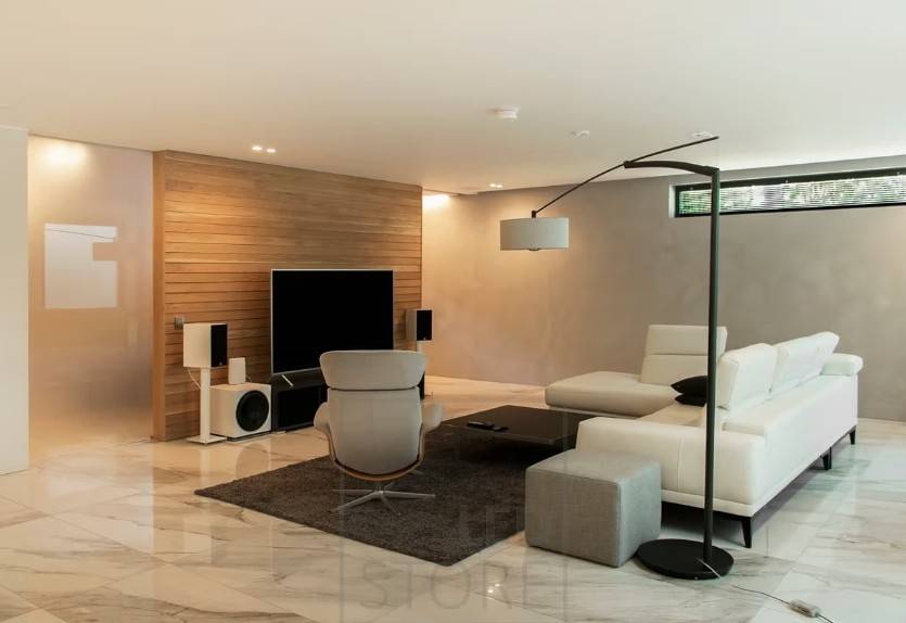 Iluminación LED para un ambiente acogedor Iluminación led en el salón con focos de techo y luces de cobertizo, como una lámpara de pie.