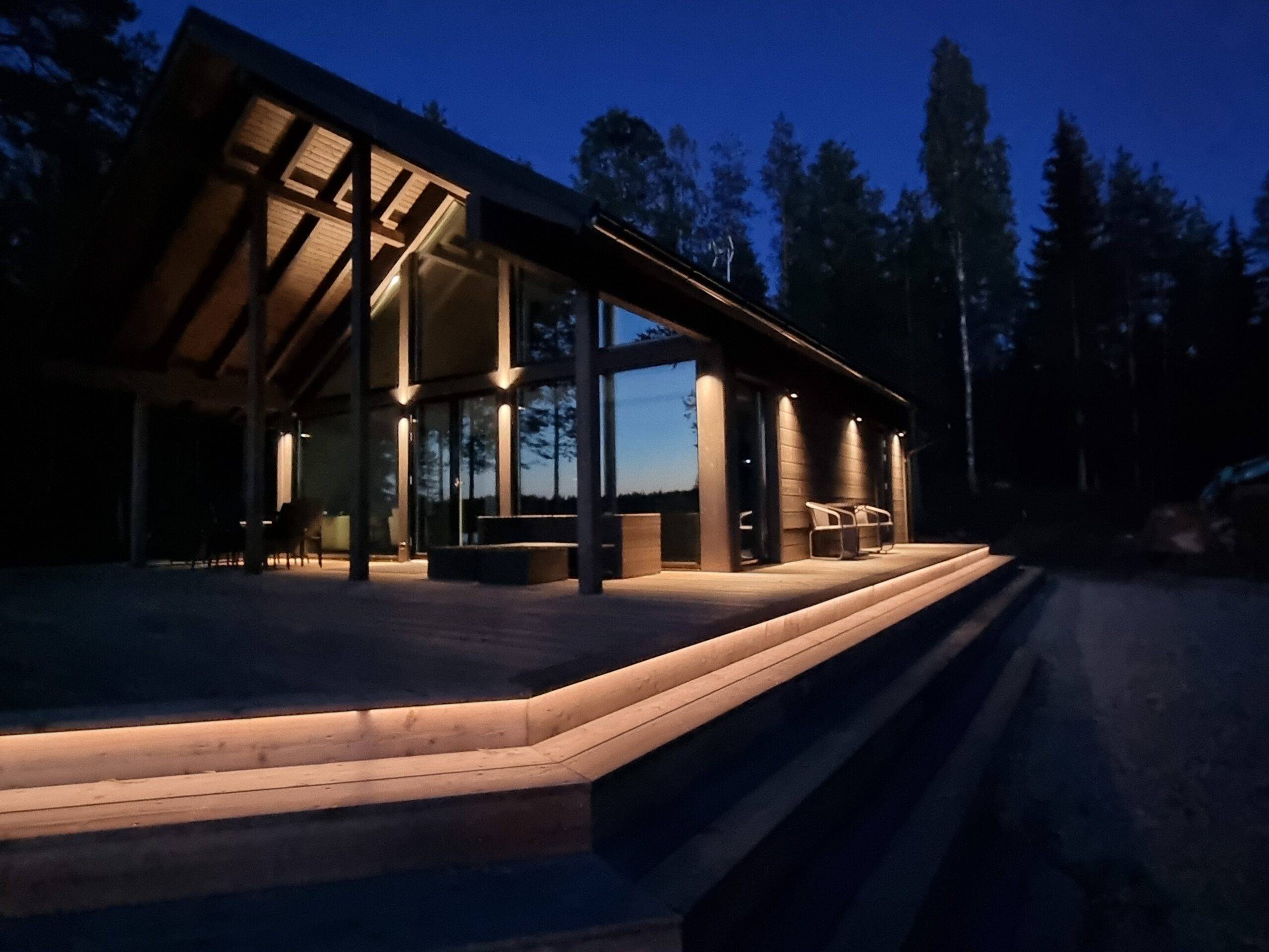 La iluminación con tiras de led puede instalarse en largas distancias de forma continua. Aquí, los escalones de una terraza se han iluminado colocando una tira de LED bajo el primer escalón, de modo que el contraste de la luz muestra al paseante dónde está el primer escalón.