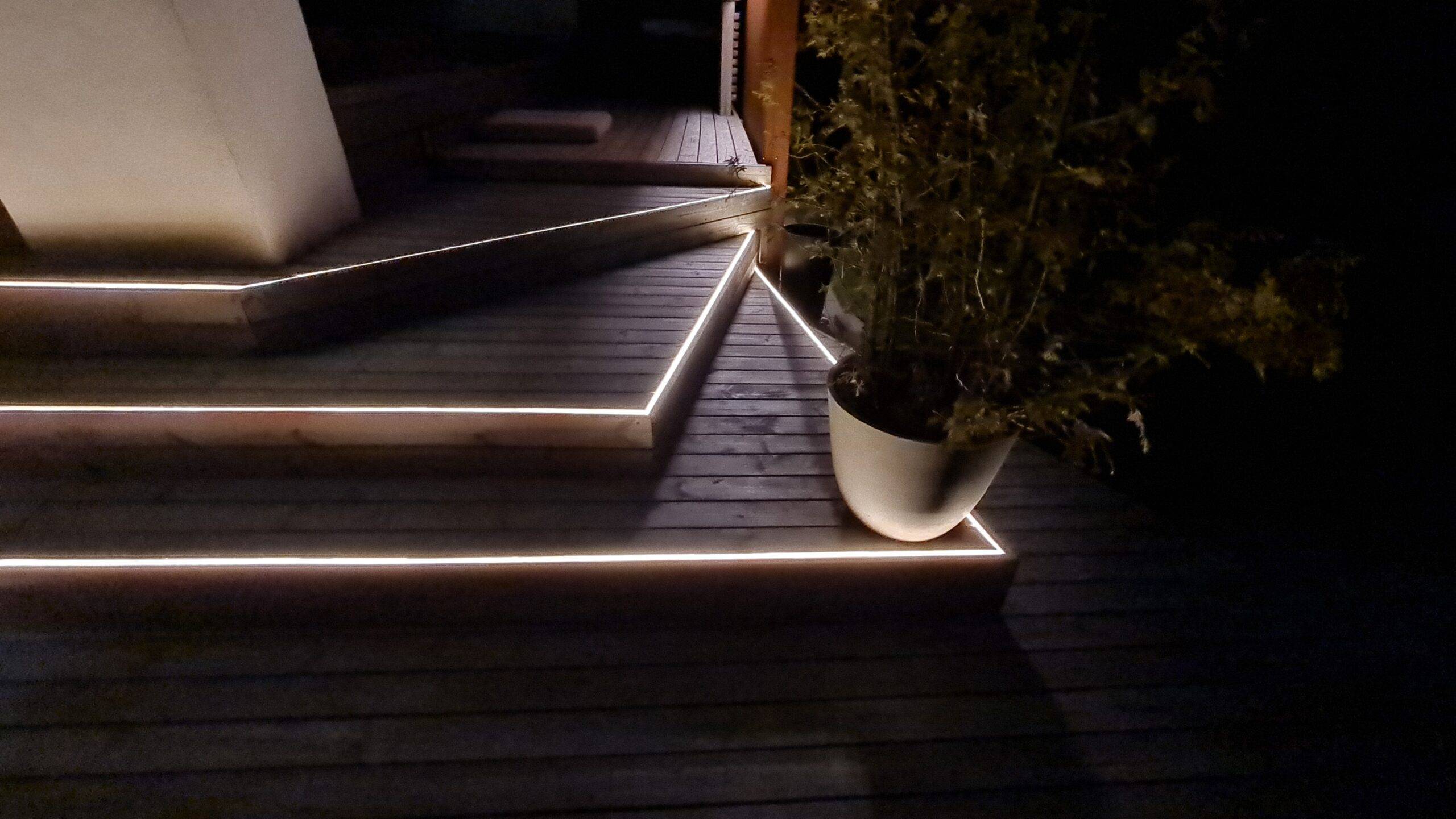 Bordes de los peldaños iluminados con tiras de LED para mayor seguridad