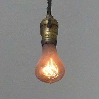 320px-Luz del Centenario-Luz colgante-en-Livermore-CA-2016