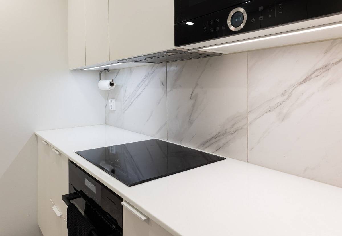 Iluminación de la encimera con perfil de tiras LED montado en la parte inferior de los armarios de cocina