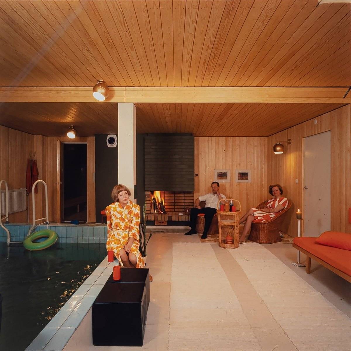 La foto muestra a una familia disfrutando de su tiempo de ocio en el impresionante espacio recién renovado de piscina y chimenea. Foto del álbum familiar de un cliente.