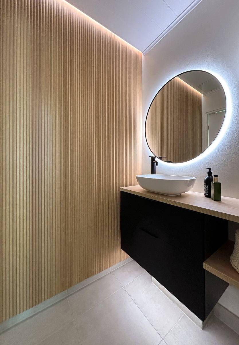 Iluminación con tiras de leds con tres niveles de altura en el aseo