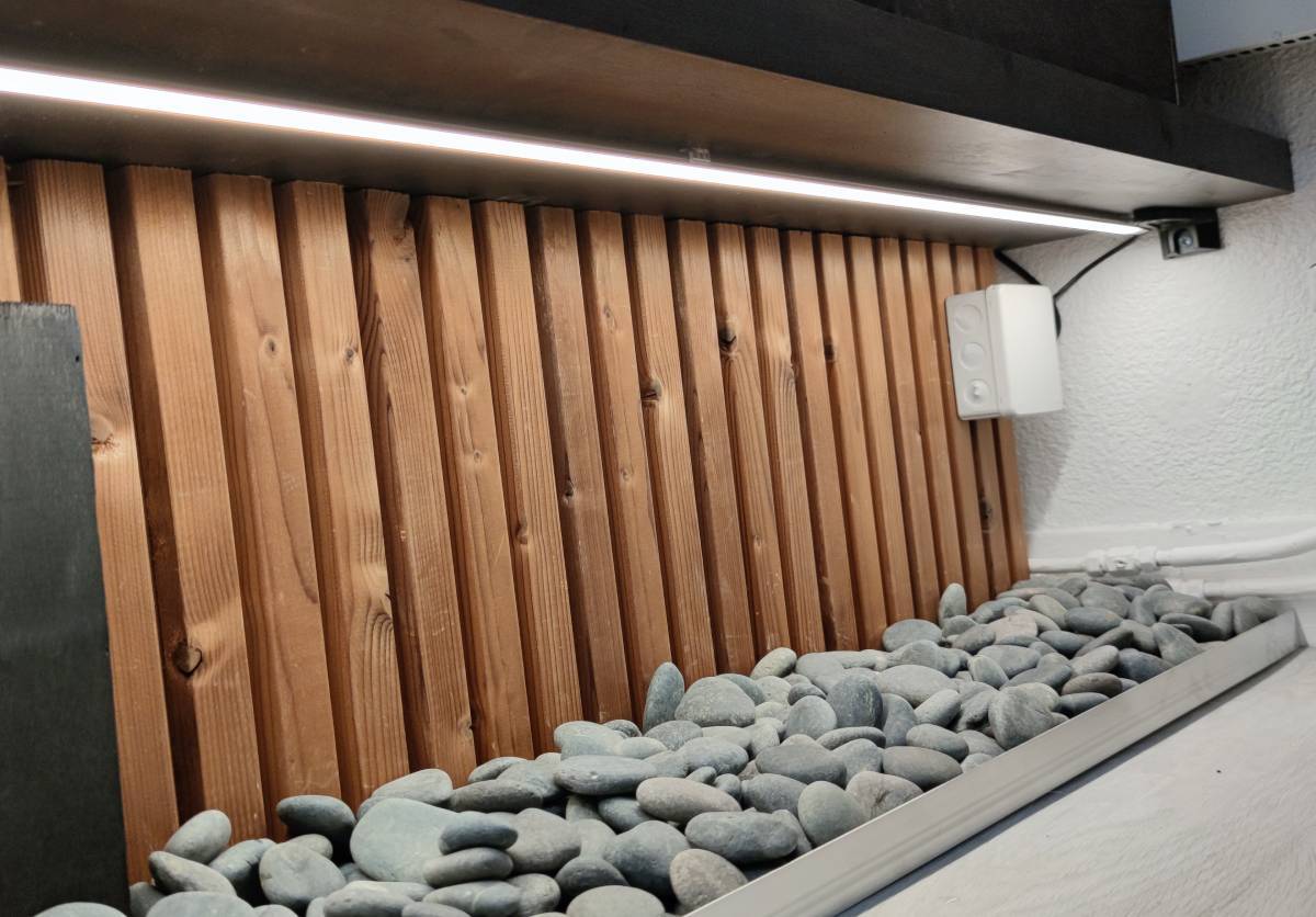 La tira de iluminación LED indirecta también funciona como luz nocturna