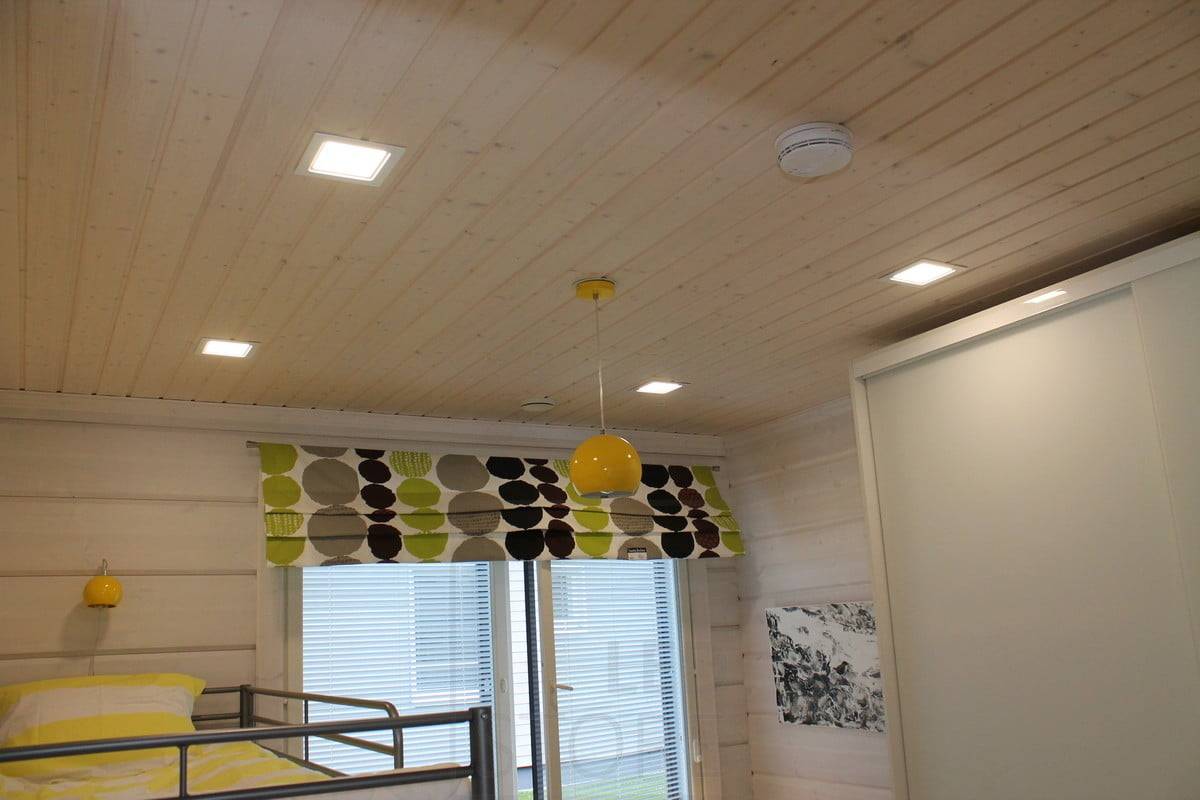 Iluminación en la habitación de los niños. Paneles led de 200x200 en el techo del dormitorio.