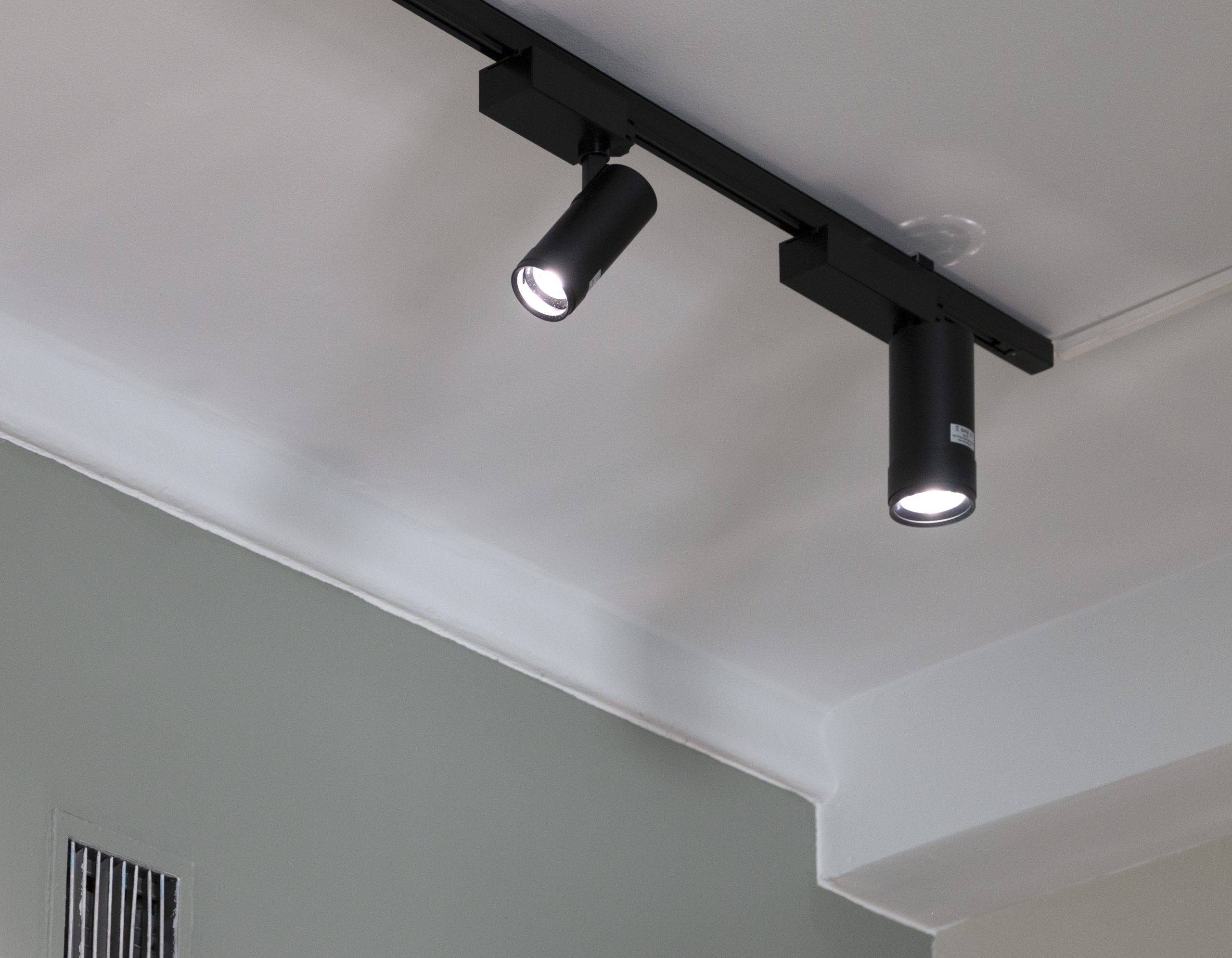 Iluminación interior LedSotre, iluminación de carril FOKUS, 15W negro a la izquierda y 35W negro a la derecha.