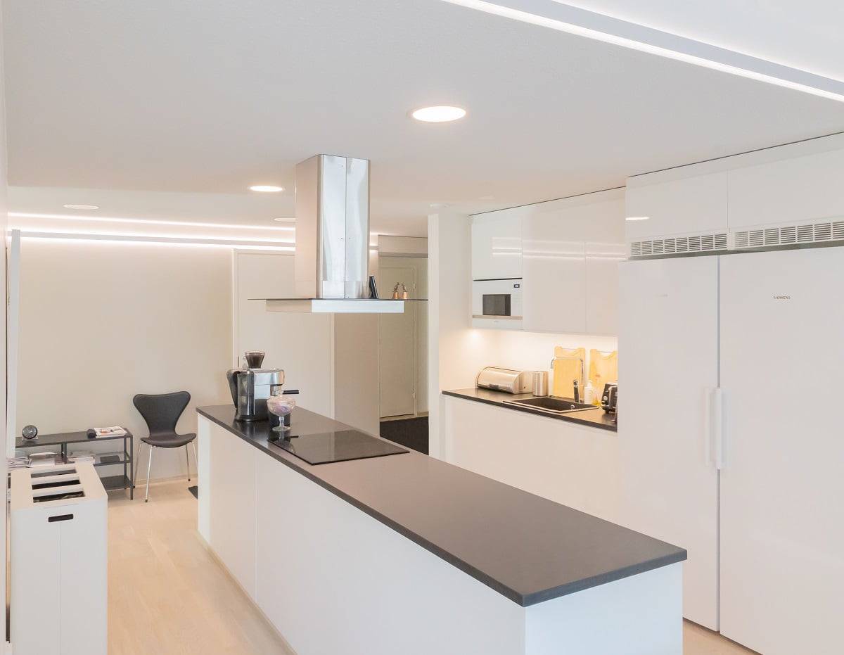 El LED tiene un largo ciclo de vida. Iluminación general para cocina abierta con downlights Plafond200 redondos. ©LedStore