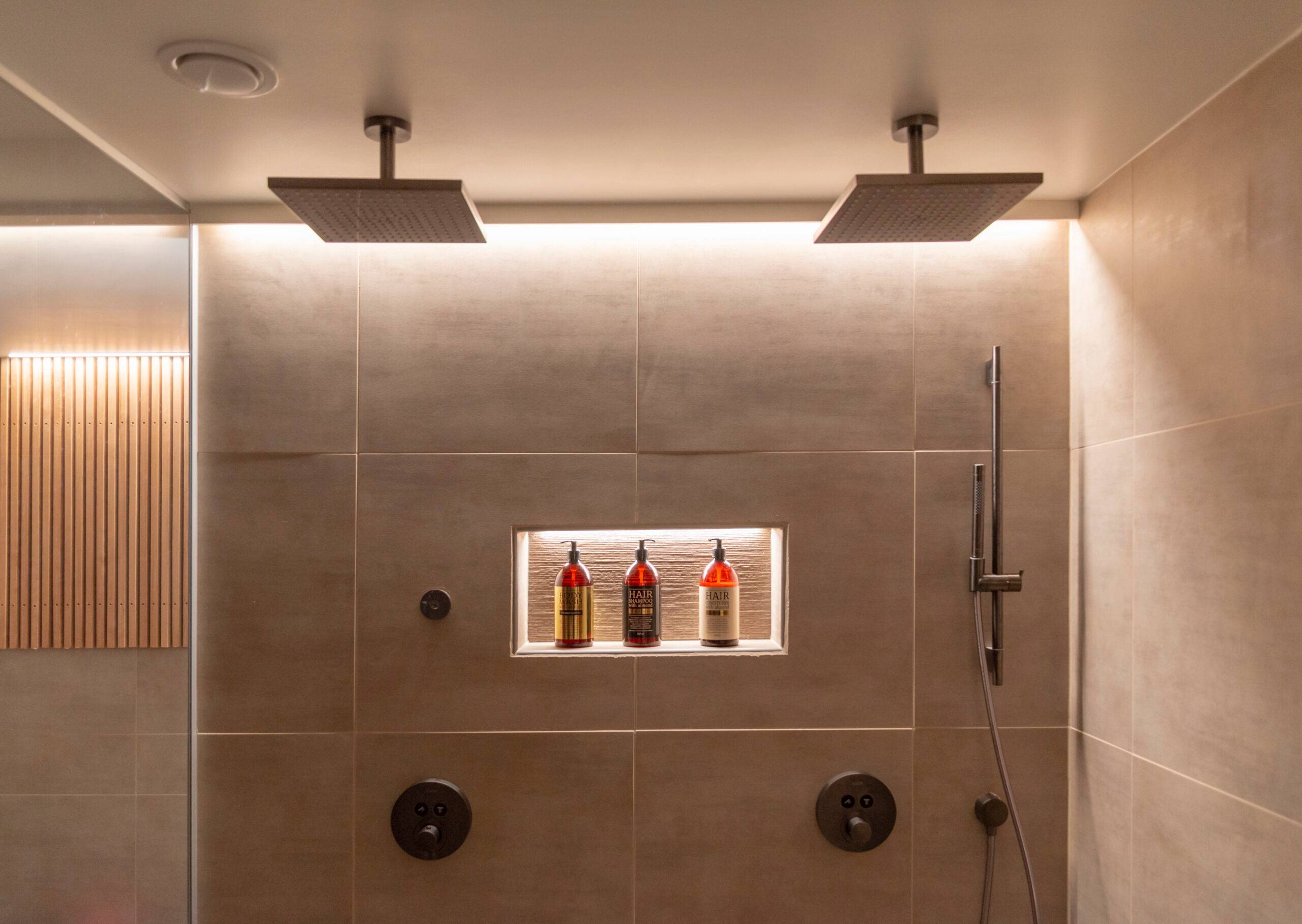 leds en el baño detrás de la ducha en el techo